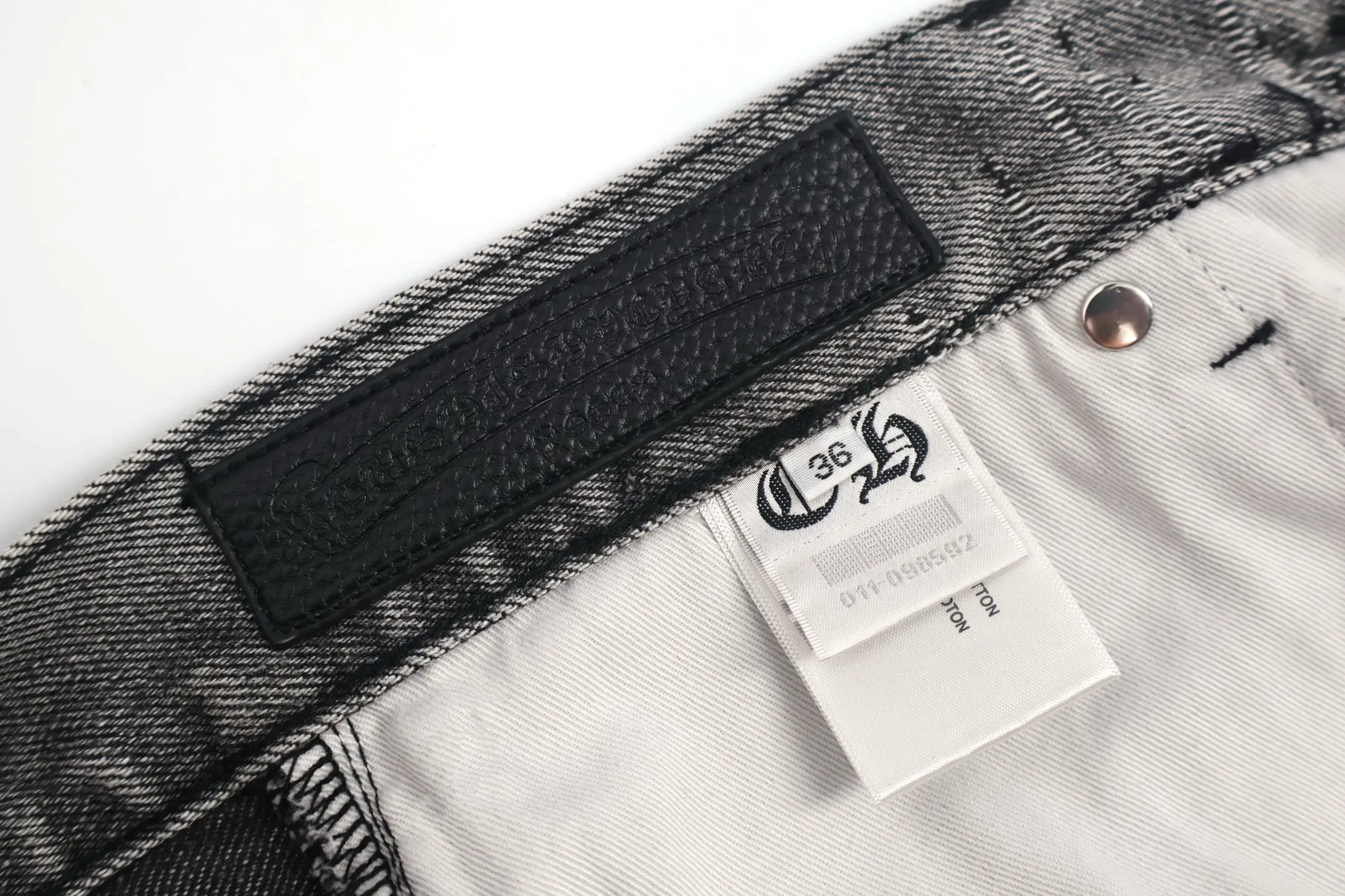 🅿️800 [Exclusive supply] CH Crow Heart Cow King jeans (grey), using genuine levis502 as the base plate, purchased the original version at 5W, heavily washed, frayed and distressed, customized cowhide cross, dyed and fixed to prevent color fading. Fully right-angle fit hand embroidery thread, a total of 5 small silver nails on the whole body, 1 silver medal, 5 Cross Scout flower buttons. The silver content is 85%. It is not made of 925 silver because the silver content is too high and it will easily turn black and oxidize, which affects the appearance. The printing adopts the garment screen water slurry printing process. Size:32/34/36/38